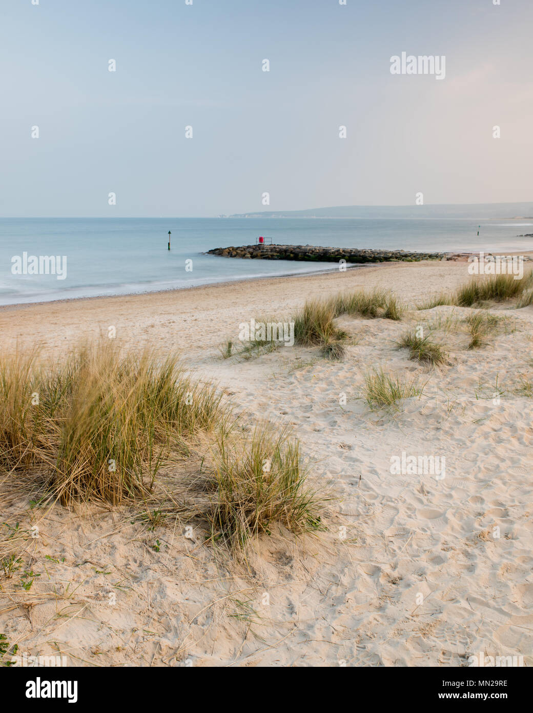 Ansicht von hinter den Dünen auf einem felsigen groyne und Old Harry Rocks auf einem Strand in die Sandbänke, Dorset Stockfoto