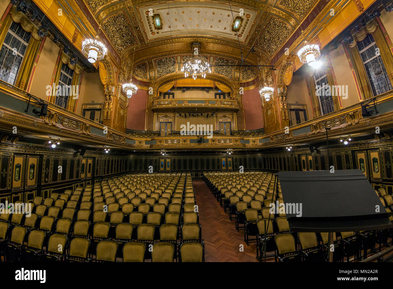 Die Orgel und die reich verzierten Decke an der Franz Liszt Musikakademie in Budapest, Ungarn. Stockfoto