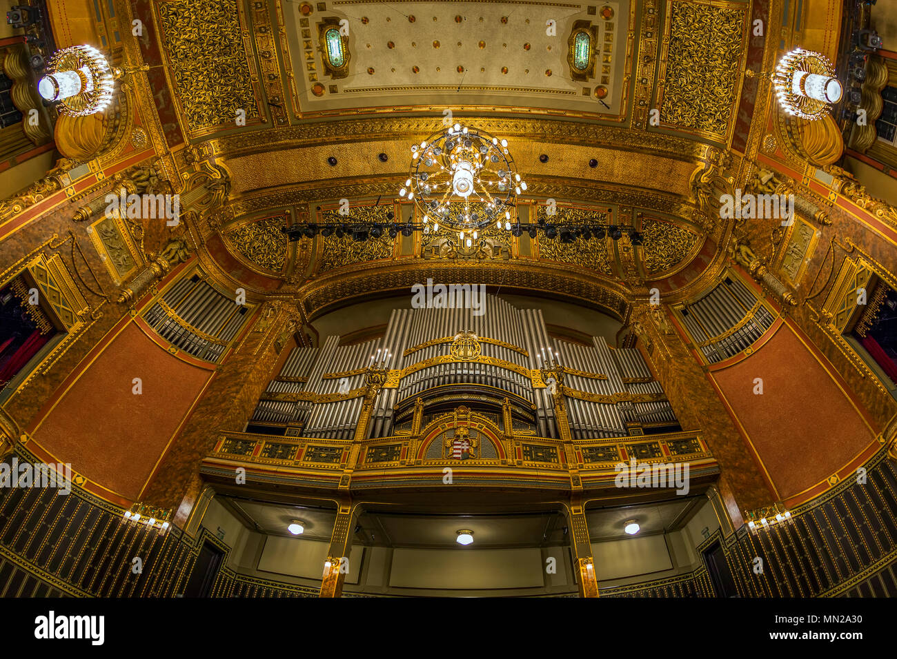 Die Orgel und die reich verzierten Decke an der Franz Liszt Musikakademie in Budapest, Ungarn. Stockfoto