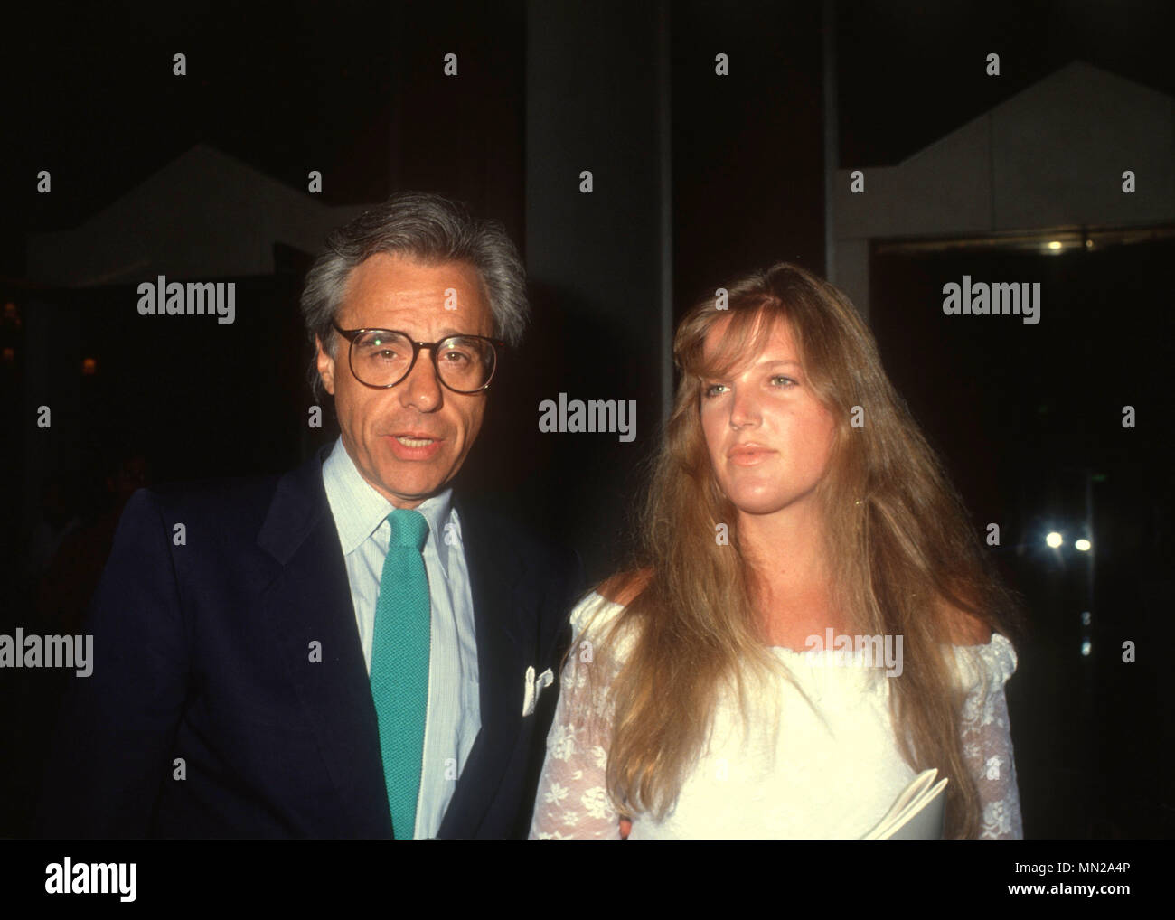 CENTURY CITY, CA - 28. Juli: (L-R) Regisseur Peter Bogdanovich und Frau Louise Stratten besuchen Golden Boot Award am 28. Juli 1990 im Century Plaza Hotel in Century City, Kalifornien. Foto von Barry King/Alamy Stock Foto Stockfoto