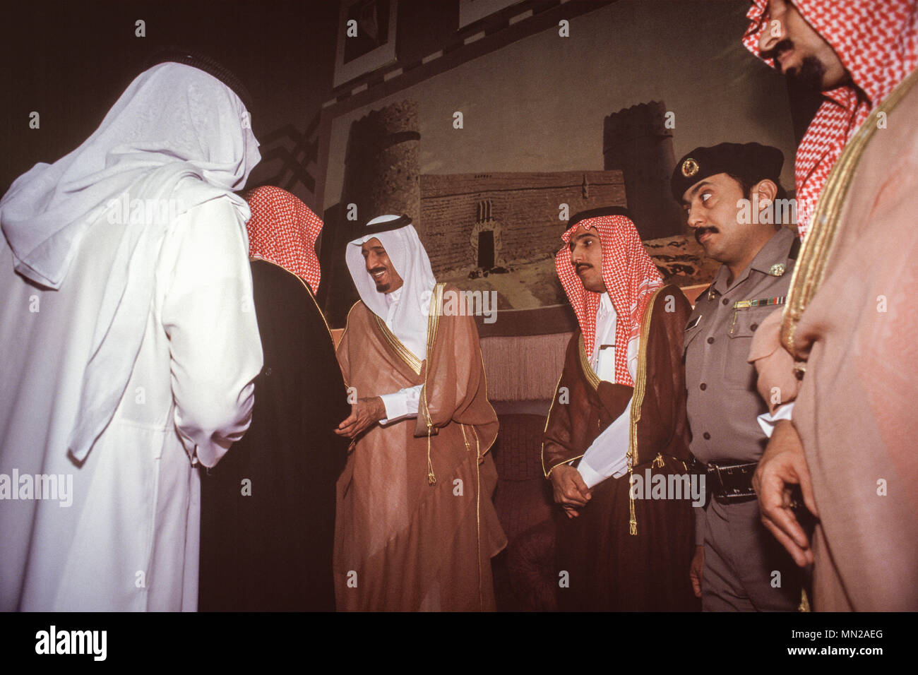 Herrscher des saudiarabischen König Salman, während noch Gouverneur oder Riad Provinz, in seinem Palast in Riad in 1991 Generalaudienz mit saudischer Bürger. Prinz Salman gelang es König Abdullah auf den Thron am 22. Januar 2015. Stockfoto