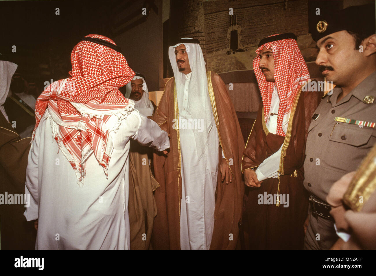 Herrscher des saudiarabischen König Salman, während noch Gouverneur oder Riad Provinz, in seinem Palast in Riad in 1991 Generalaudienz mit saudischer Bürger. Prinz Salman gelang es König Abdullah auf den Thron am 22. Januar 2015. Stockfoto