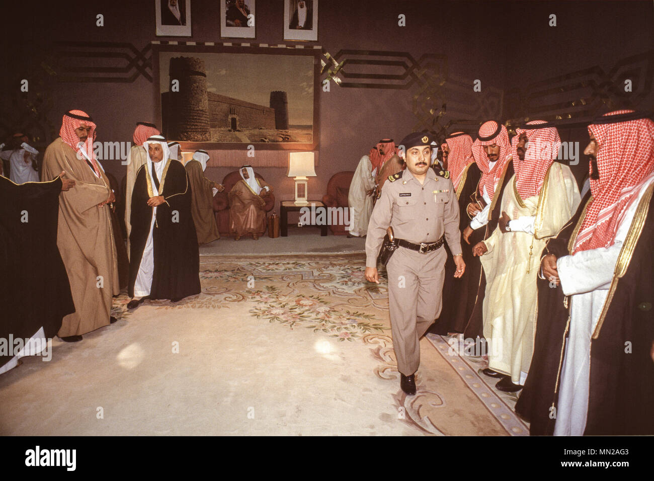 Herrscher des saudiarabischen König Salman, während noch Gouverneur oder Riad Provinz, in seinem Palast in Riad in 1991 Generalaudienz mit saudischer Bürger. Prinz Salman gelang es König Abdullah auf den Thron am 22. Januar 2015. Stockfoto