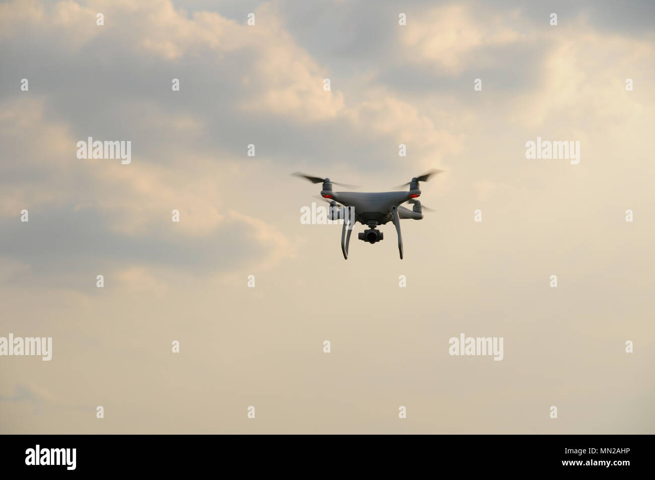 Drohne in der Luft mit Kopie Raum Stockfoto