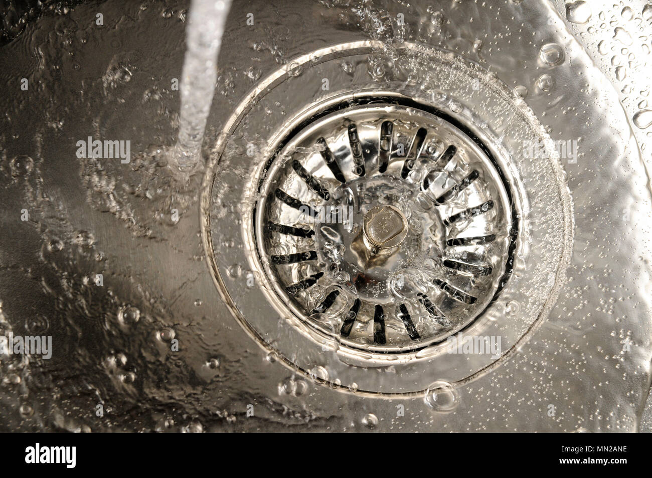 Abfluss im Waschbecken in der Küche mit fliessendem Wasser Stockfoto