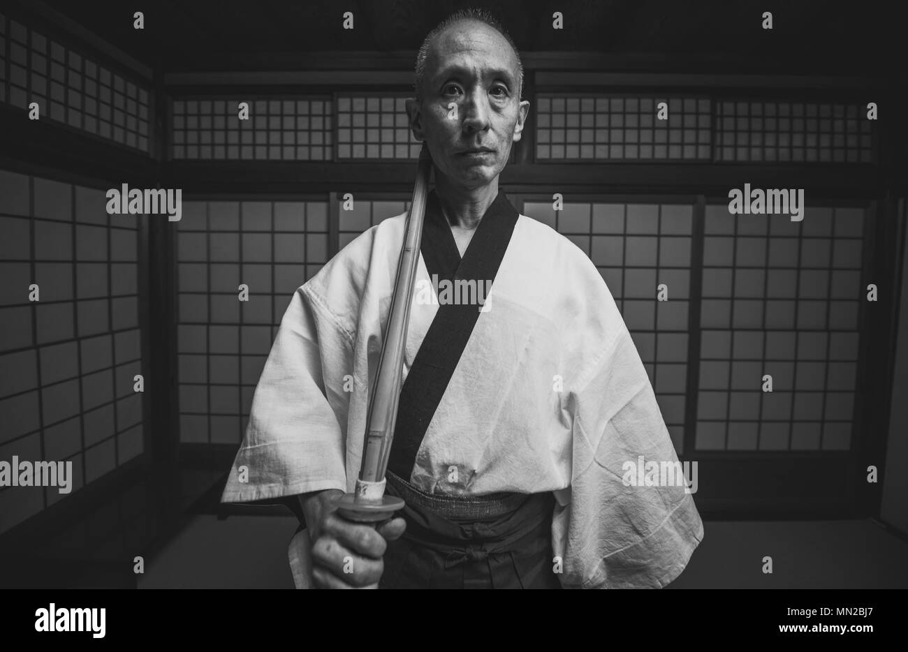 Senior Kampfkunst Meister in seinem Dojo Stockfoto