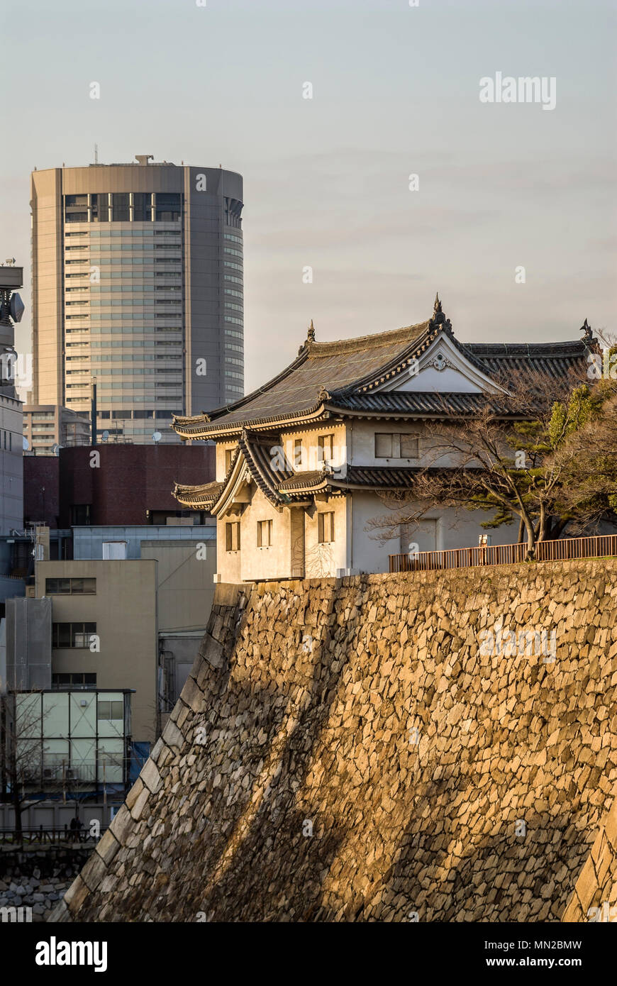 Historisches Wachhaus am Burggraben von Osaka mit einem modernen Wolkenkratzer im Hintergrund, Kansai, Japan Stockfoto