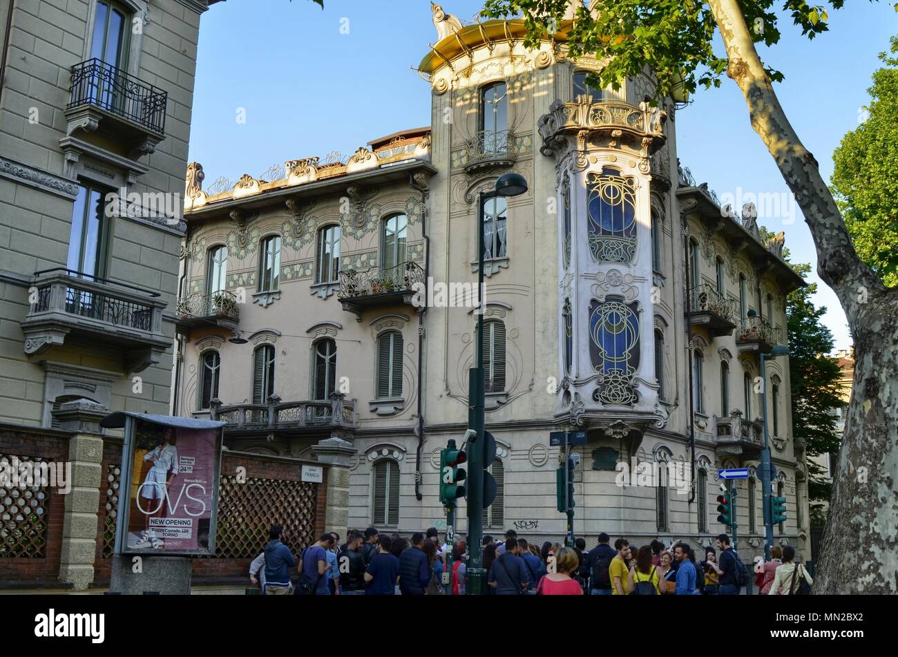 Turin, der Region Piemont, Italien. 11. Mai 2018. Casa Fenoglio Lafleur ist ein historisches Gebäude in Turin, Emblem der Jugendstil der Stadt. Touristische Stockfoto