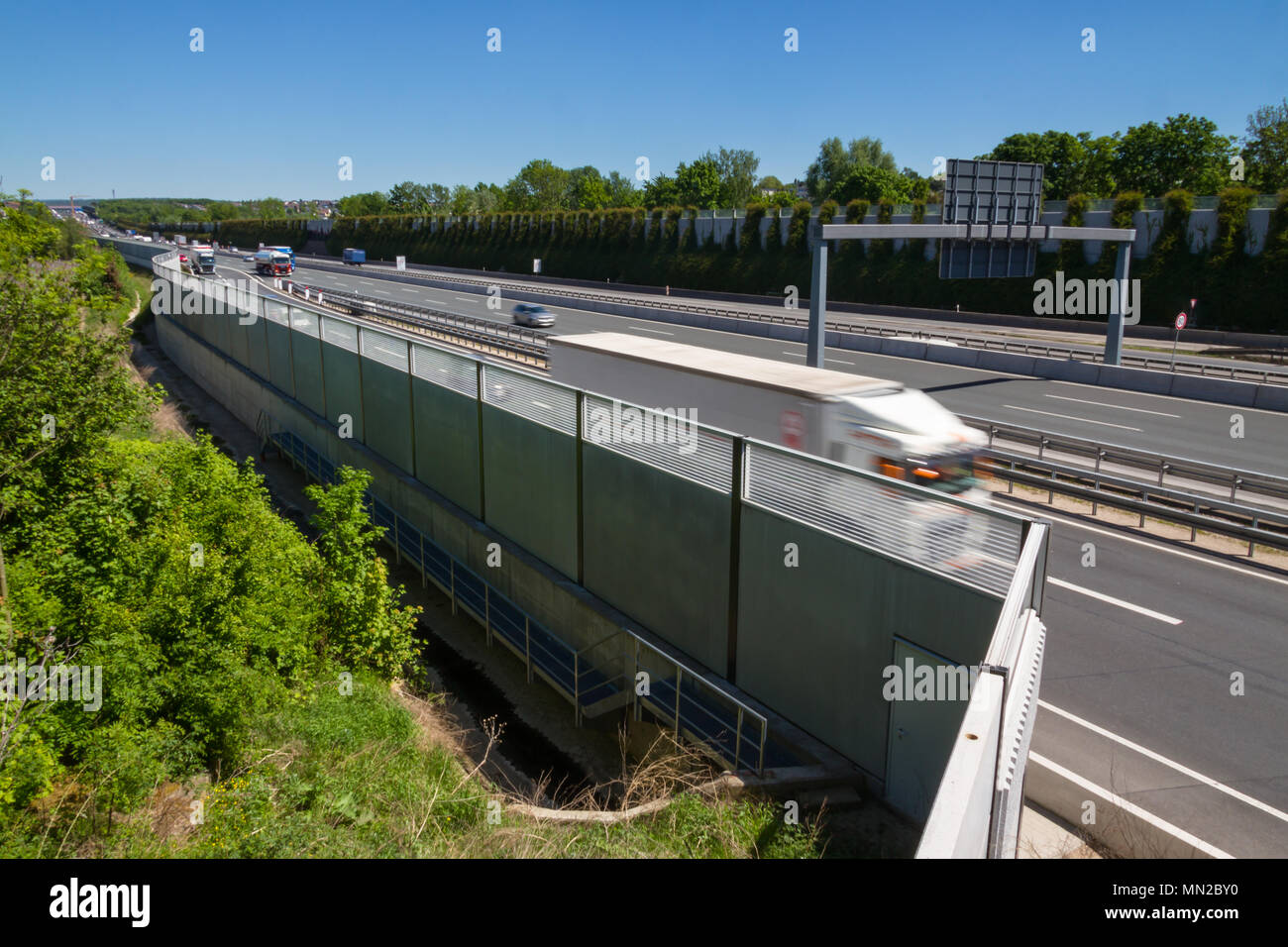 Modernen Schutz vor akustischen Wand auf einer deutschen Autobahn Stockfoto