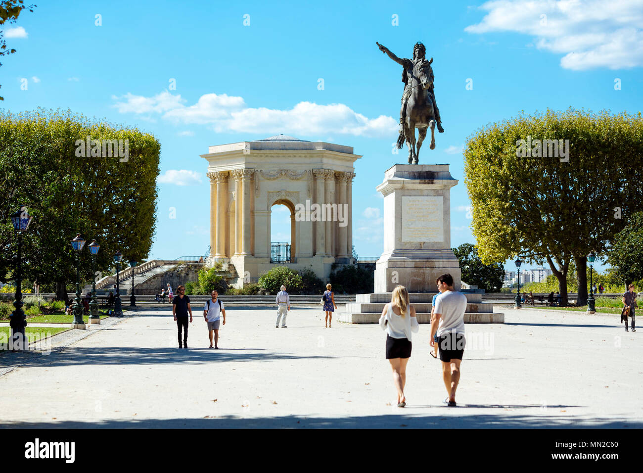 Montpellier (Südfrankreich): Promenade du Peyrou, 'Place Royale Le Peyrou' Square, mit dem Reiterstandbild von König Ludwig XIV. und der Wasserturm Stockfoto