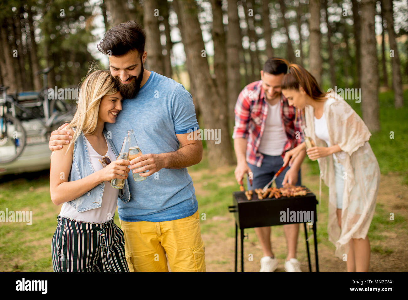 Gruppe junger Leute genießen Grillen in der Natur Stockfoto