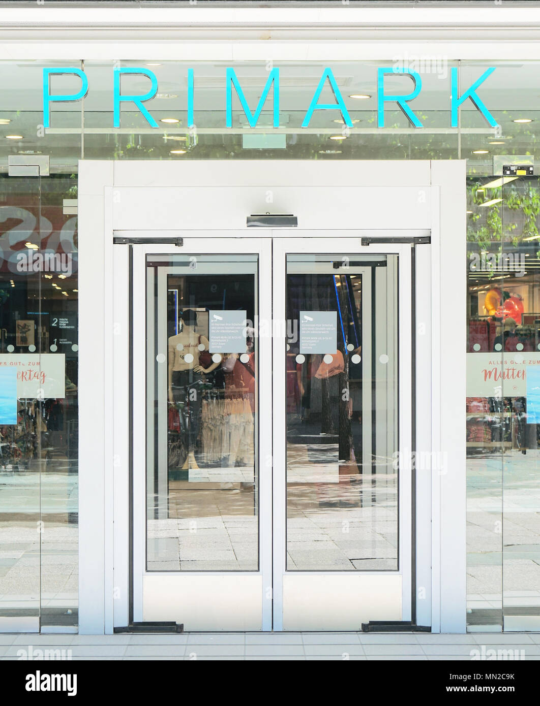 Hannover, Deutschland - Mai 7, 2018: Primark logo Schild über der Eingangstür der lokalen Shop der Irischen schnelle Mode Chain Store unternehmen. Stockfoto
