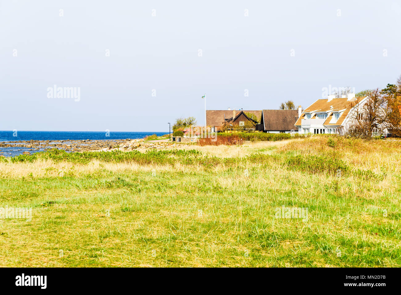 Viken, Schweden - 30 April, 2018: Dokumentation des täglichen Lebens und. Typische Häuser des Dorfes und der Landschaft an einem sonnigen Frühlingstag. Stockfoto