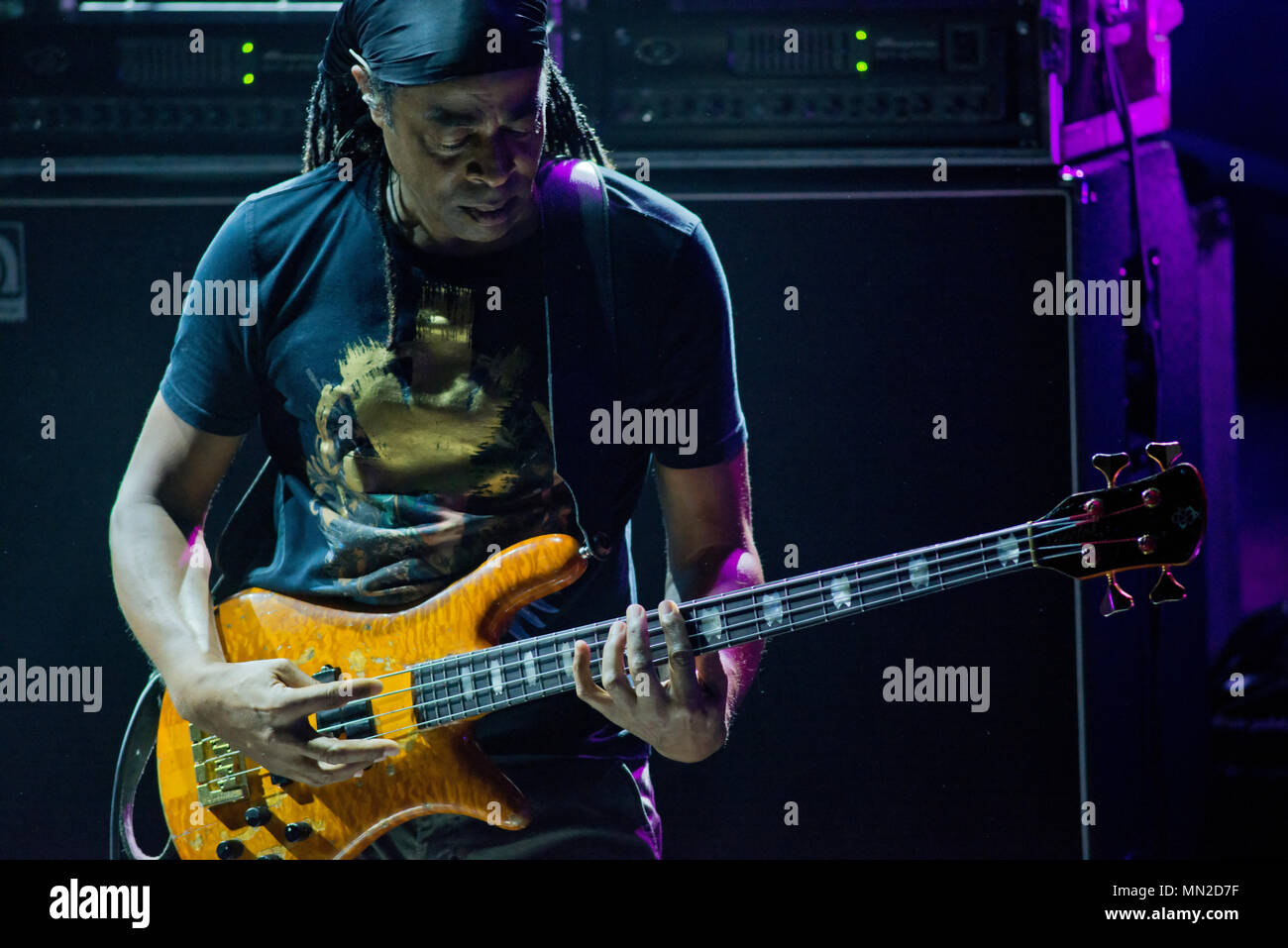Bassist Doug Wimbish, von lebendigen Farben Stockfoto