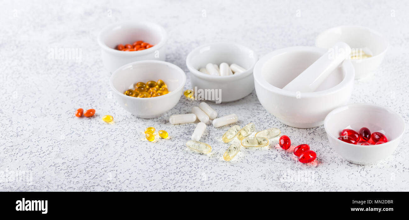 Verschiedene pharmazeutische Medizin Pillen, Tabletten und Kapseln auf weiße Schalen Stockfoto