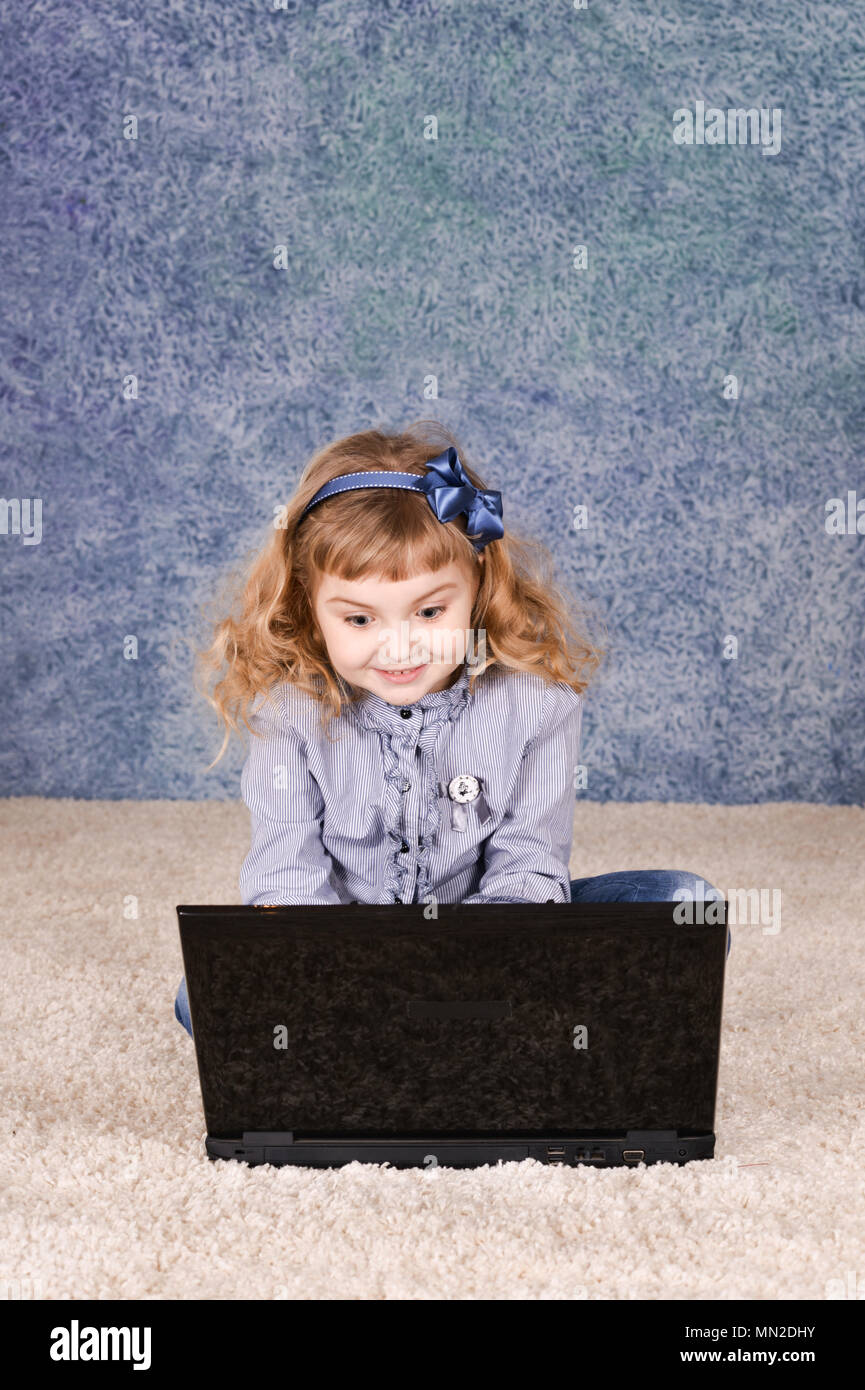 Schönes nettes Mädchen mit Laptop Stockfoto