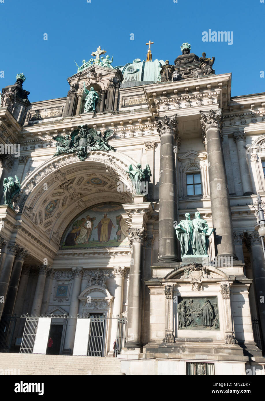 Der Berliner Dom Berliner Dom genannt. Wunderschönes altes Gebäude im Stil des Neoklassizismus und Barock mit Kreuz und Skulpturen. Stockfoto