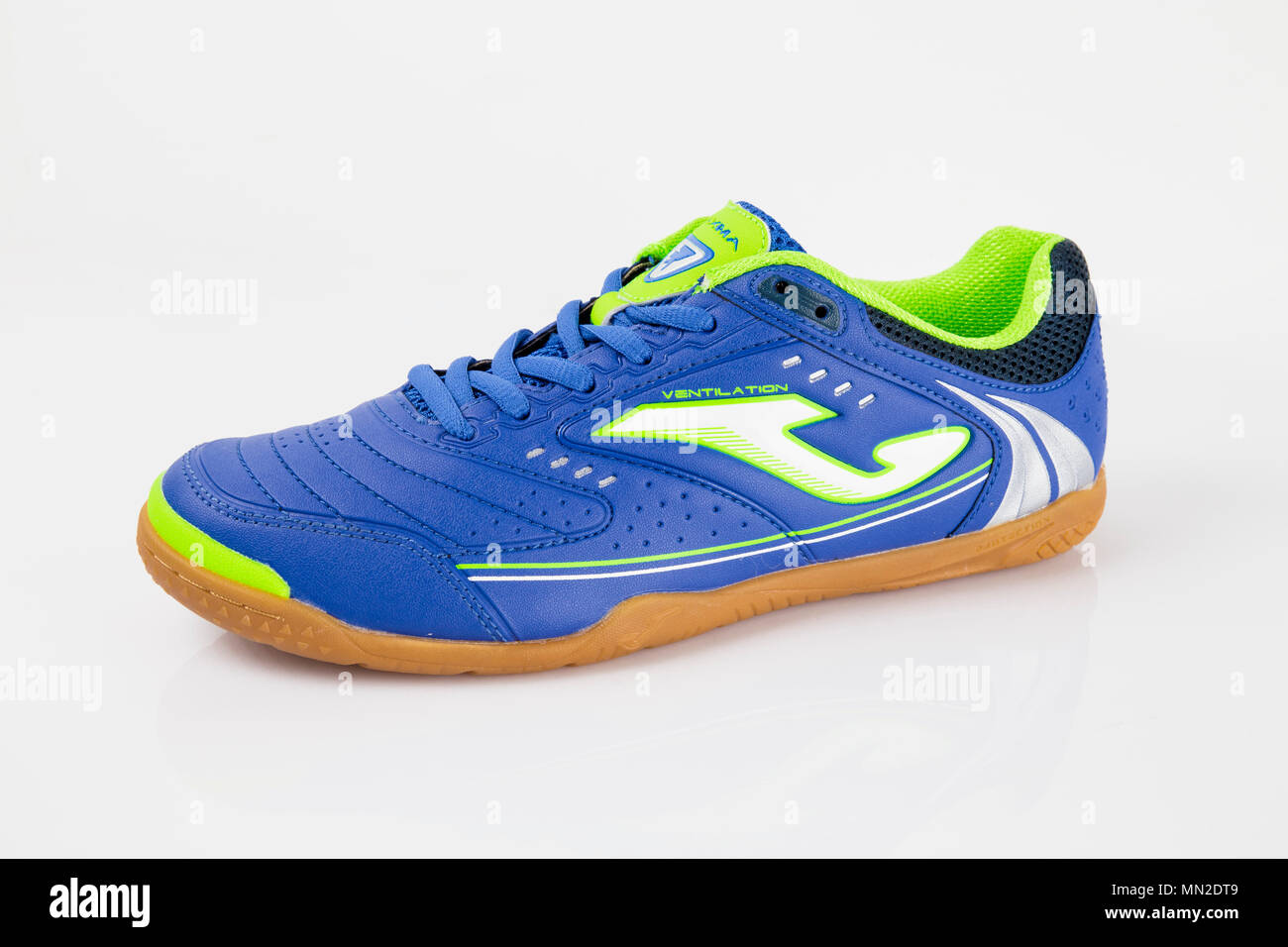 Viana do Castelo, Portugal, 11. Mai 2018: Joma Sneaker läuft. Joma, multinationales Unternehmen. Auf weiß isoliert. Produkt Schüsse. Stockfoto
