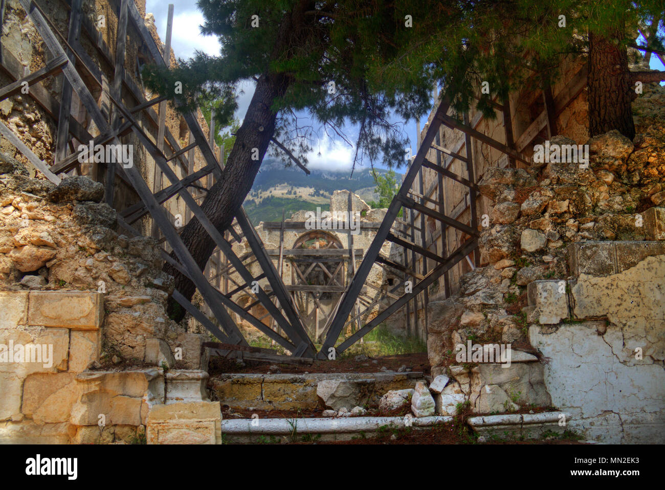 Die antike Ruine des Klosters Sisia auf Kefalonia, stark durch das Erdbeben 1953 beschädigt, kaum zusammenzuhalten, Holz- streben. Stockfoto