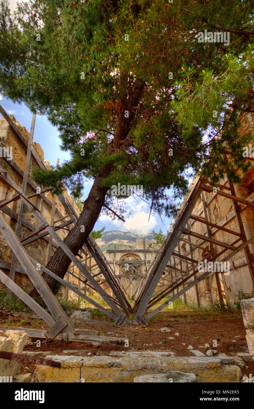 Die antike Ruine des Klosters Sisia auf Kefalonia, stark durch das Erdbeben 1953 beschädigt, kaum zusammenzuhalten, Holz- streben. Stockfoto