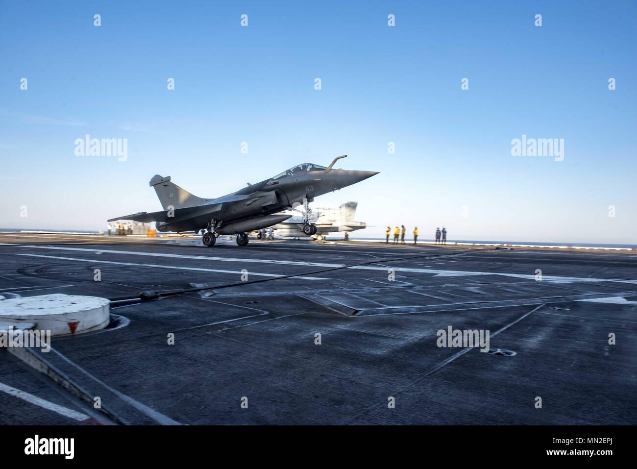 uss-george-hw-busch-cvn-77-uns-marine-fotos-und-bildmaterial-in-hoher