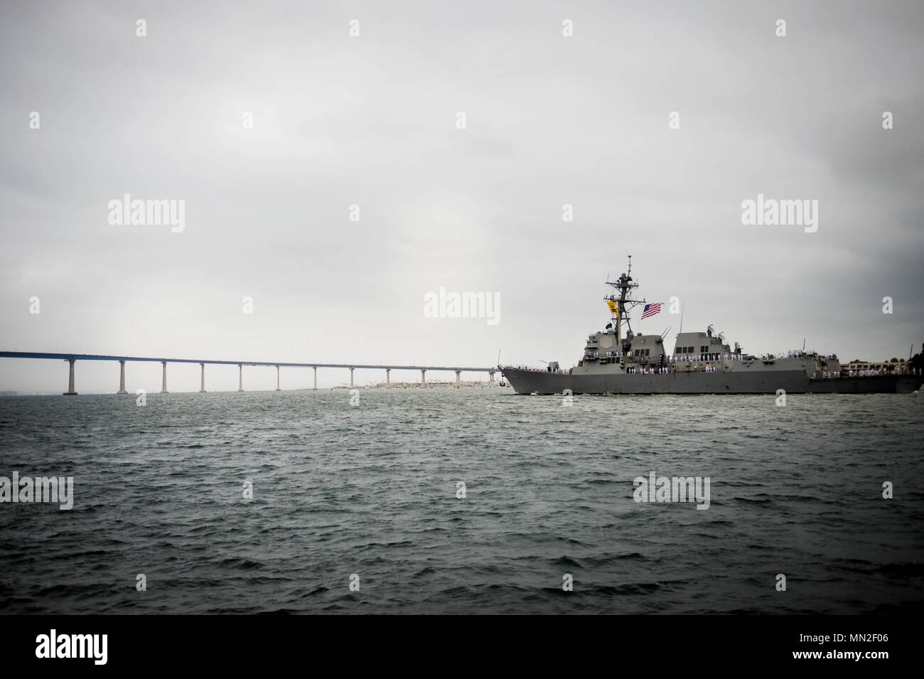 Der Arleigh-burke-Klasse geführte Anti-raketen-Zerstörer USS Dewey (DDG105) kommt in San Diego 11. Mai nach einer 90-tägigen Einsatz, 11. Mai 2018. Dewey und USS Sterett (DDG104) Operationen in der indopazifischen Region durchgeführt und die Wespen Expeditionary Strike Group (ESG) US Pacific's Fleet'' Up-Gunned ESG Konzept voraus unterstützt. (U.S. Marine Foto von Mass Communication Specialist 2. Klasse Nancy C. diBenedetto). () Stockfoto
