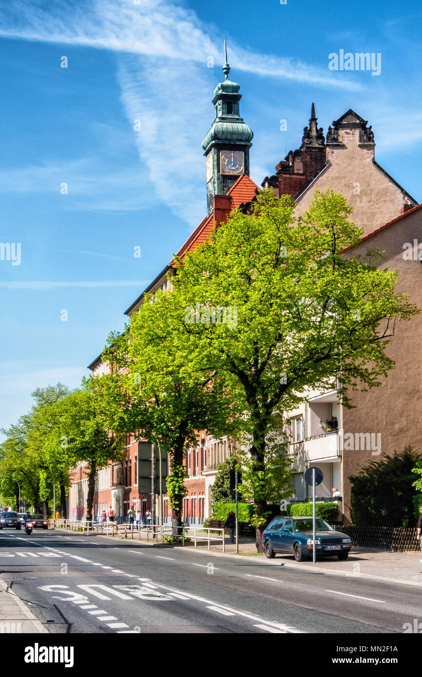 Berlin, Alt-Mariendorf. Rudolf-Hildebrand-Grundschule in einem alten Gebäude mit Clock Tower Stockfoto