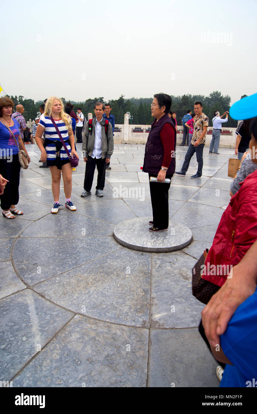 Besucher stand in der Mitte der kreisförmigen Damm Altar am historischen Himmelstempel in Peking, China. Stockfoto