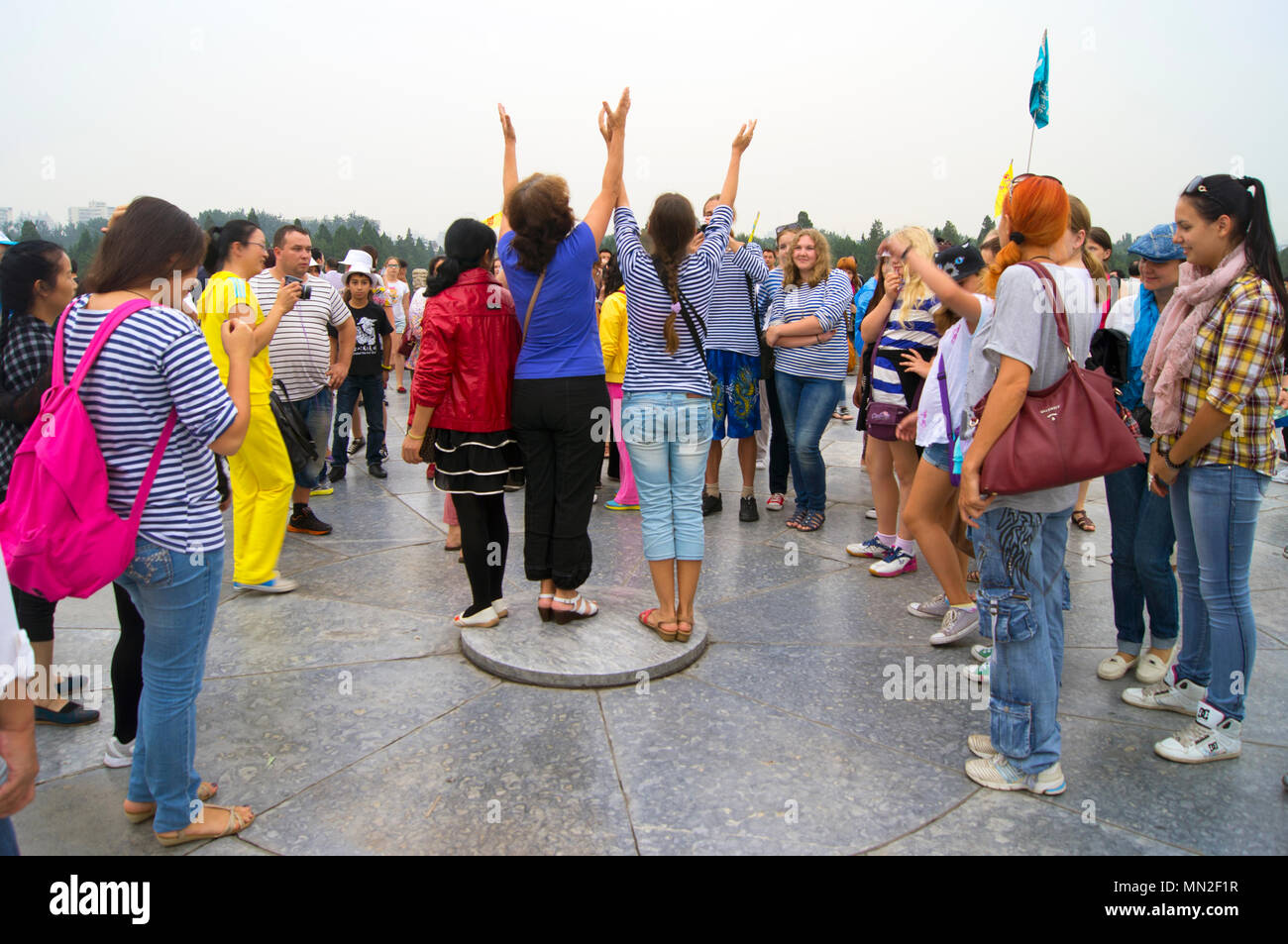 Besucher stand in der Mitte der kreisförmigen Damm Altar am historischen Himmelstempel in Peking, China. Stockfoto
