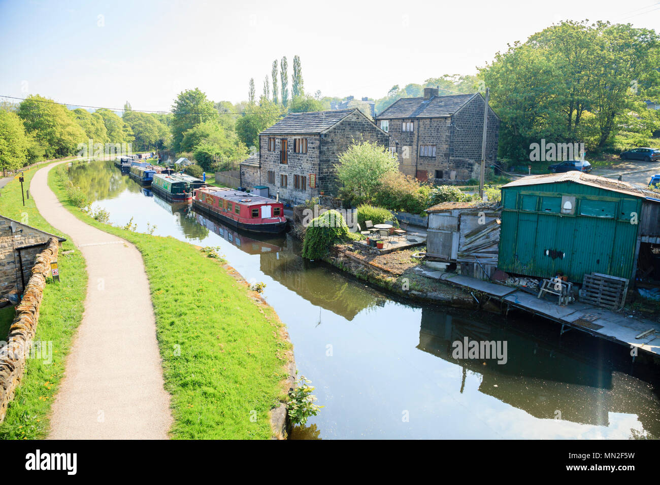 Die Leeds/Liverpool Canal in der Nähe von Apperley Bridge am Stadtrand von Bradford, West Yorkshire, UK Stockfoto