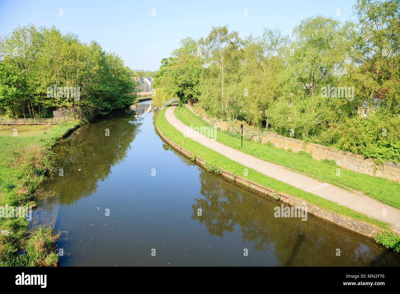 Die Leeds/Liverpool Canal in der Nähe von Apperley Bridge am Stadtrand von Bradford, West Yorkshire, UK Stockfoto