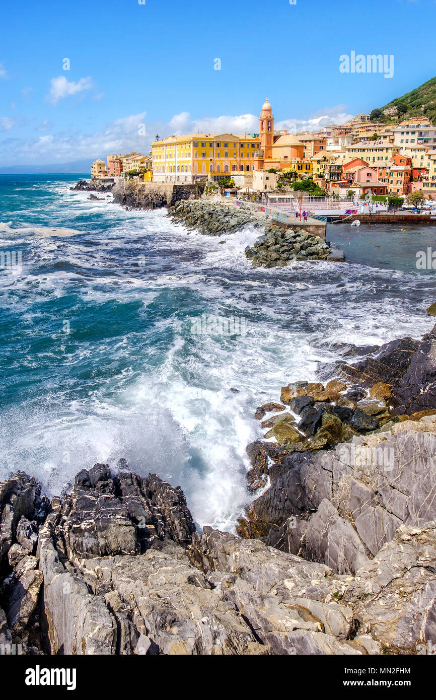 Genua Ligurien Italien meer wellen Felsen malerische Genueser Viertel Nervi Hintergrund Stockfoto
