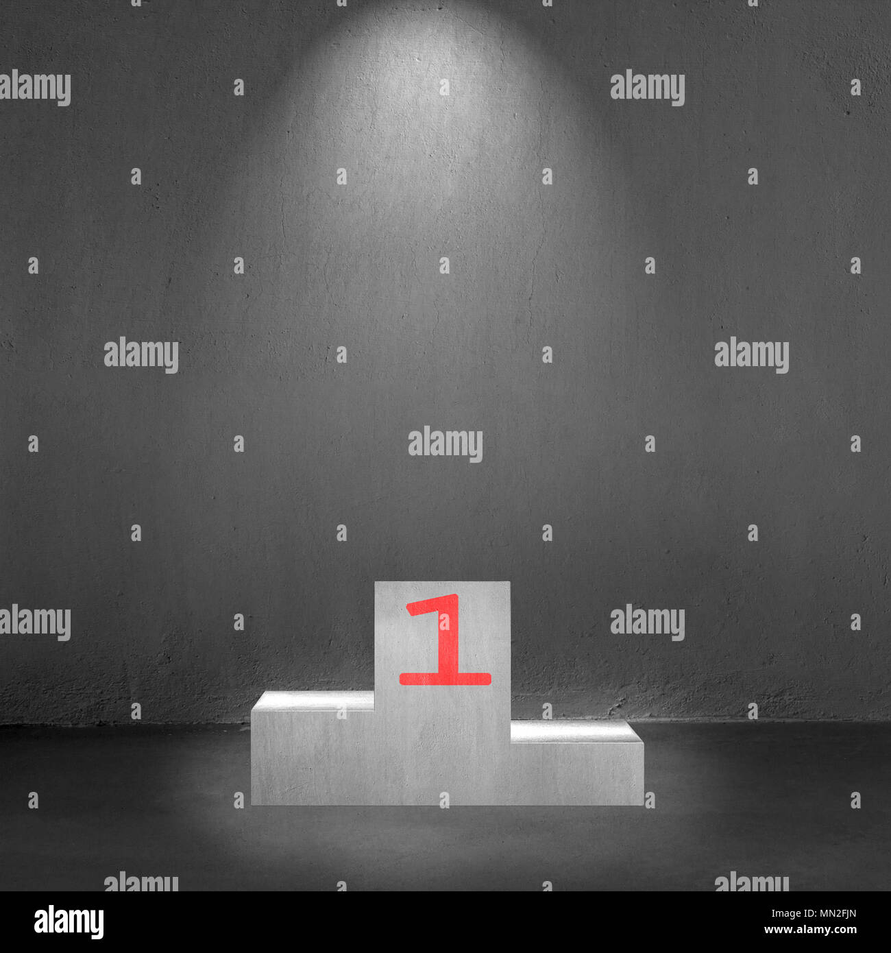 Konkrete Podium mit der Nummer 1 und Spot Licht auf konkreten Hintergrund Stockfoto