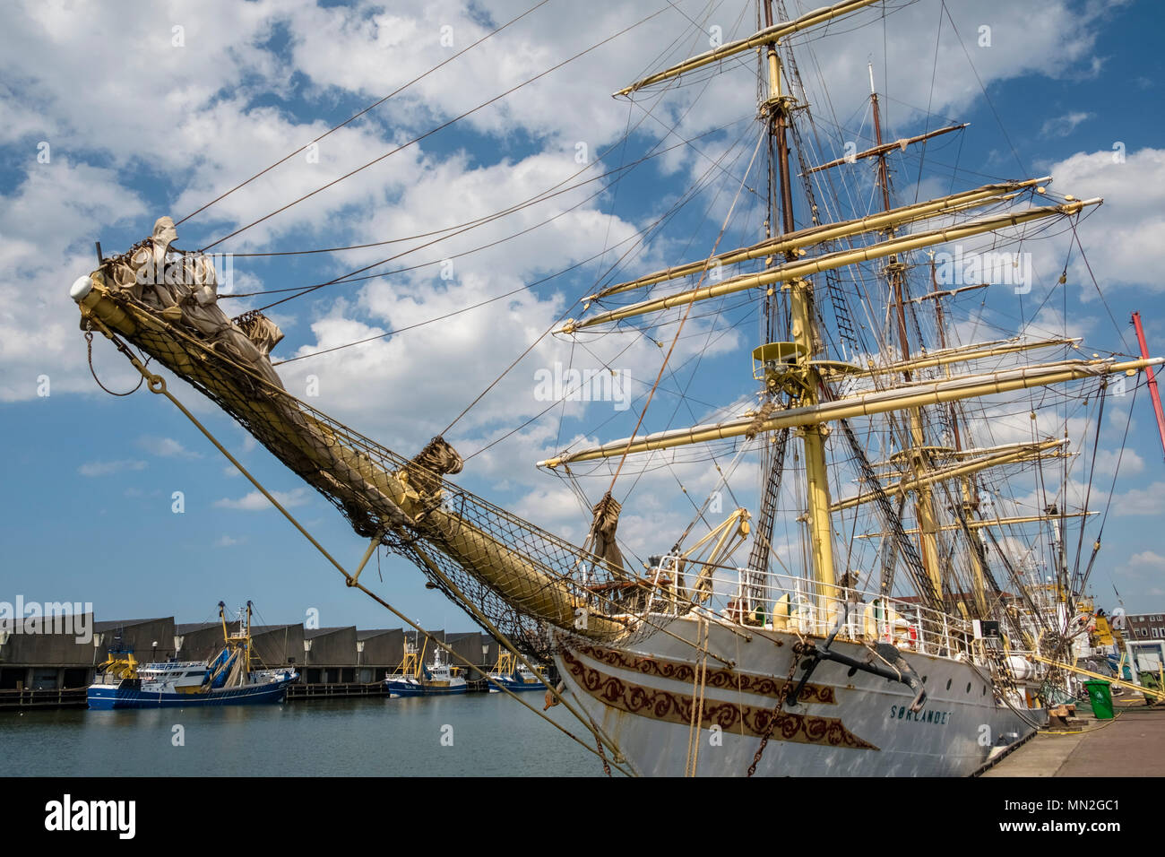 Große Segelschiffe Fryderyk Chopin und Sorlandet Anker im Hafen von  Scheveningen, Den Haag, Niederlande Stockfotografie - Alamy