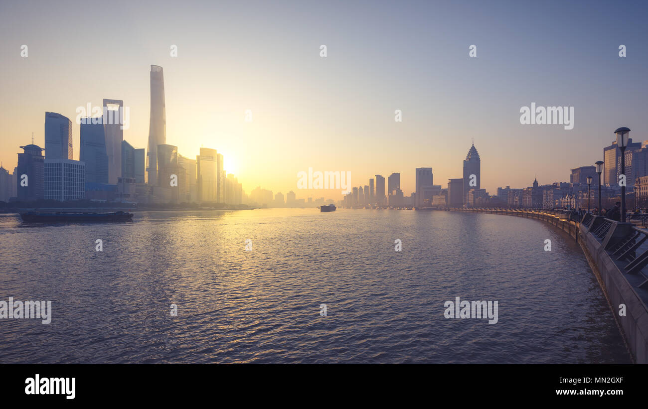 Stadtbild von Shanghai in China mit den Fluss Huangpu in Morgen Stockfoto