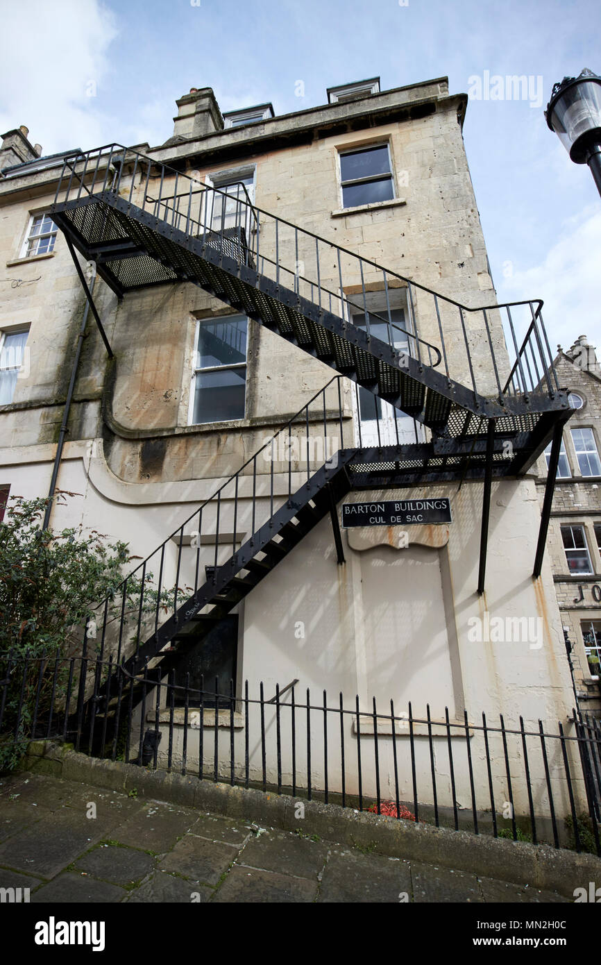 Alte Metall Notausgang auf Kalkstein georgianische Stadthaus umgewandelt in Wohnungen und Gebäude Badewanne England Großbritannien Stockfoto