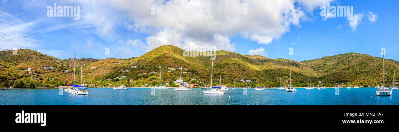 Panorama Ansicht eines Hafens mit verankert Segelboote BVI Stockfoto