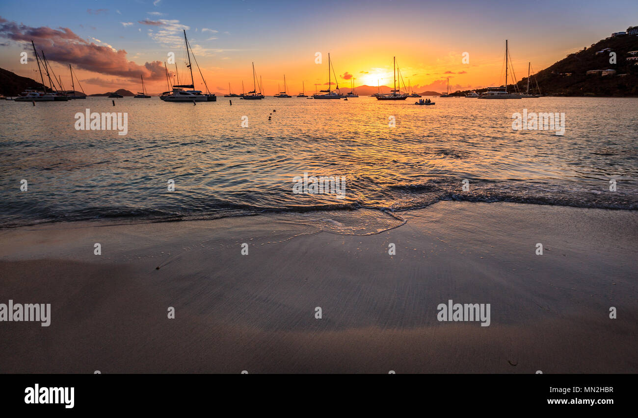 Schönen Sonnenuntergang Szene in einem Hafen in BVI, Stockfoto