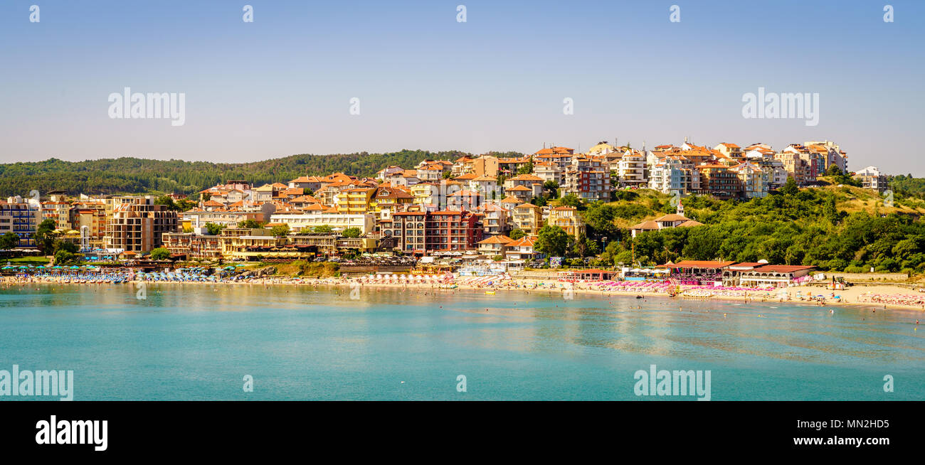 Blick auf Küste und ein öffentlicher Strand im Schwarzen Meer Stadt Sozopol, Bulgarien Stockfoto