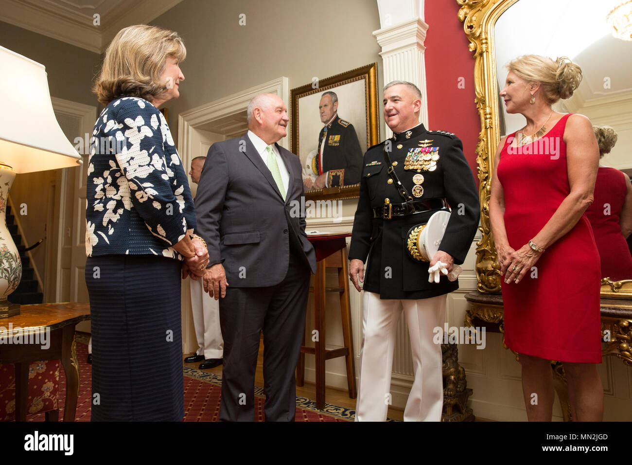 Von links: Maria Ruff Perdue, Ehefrau von Sonny Perdue, 31 United States Sekretär für Landwirtschaft, US Marine Corps Gen. Glenn M. Walters, und seine Frau Gail Walters, besichtigen Sie das Haus des Kommandanten vor einem Abend Parade bei Marine Barracks Washington, Washington, D.C., 11. August 2017. Abend Paraden sind als Mittel zur Einhaltung der hohen Beamten statt, verehrte Bürger und Förderer des Marine Corps. (U.S. Marine Corps Foto von Lance Cpl. Hailey D. Clay) Stockfoto