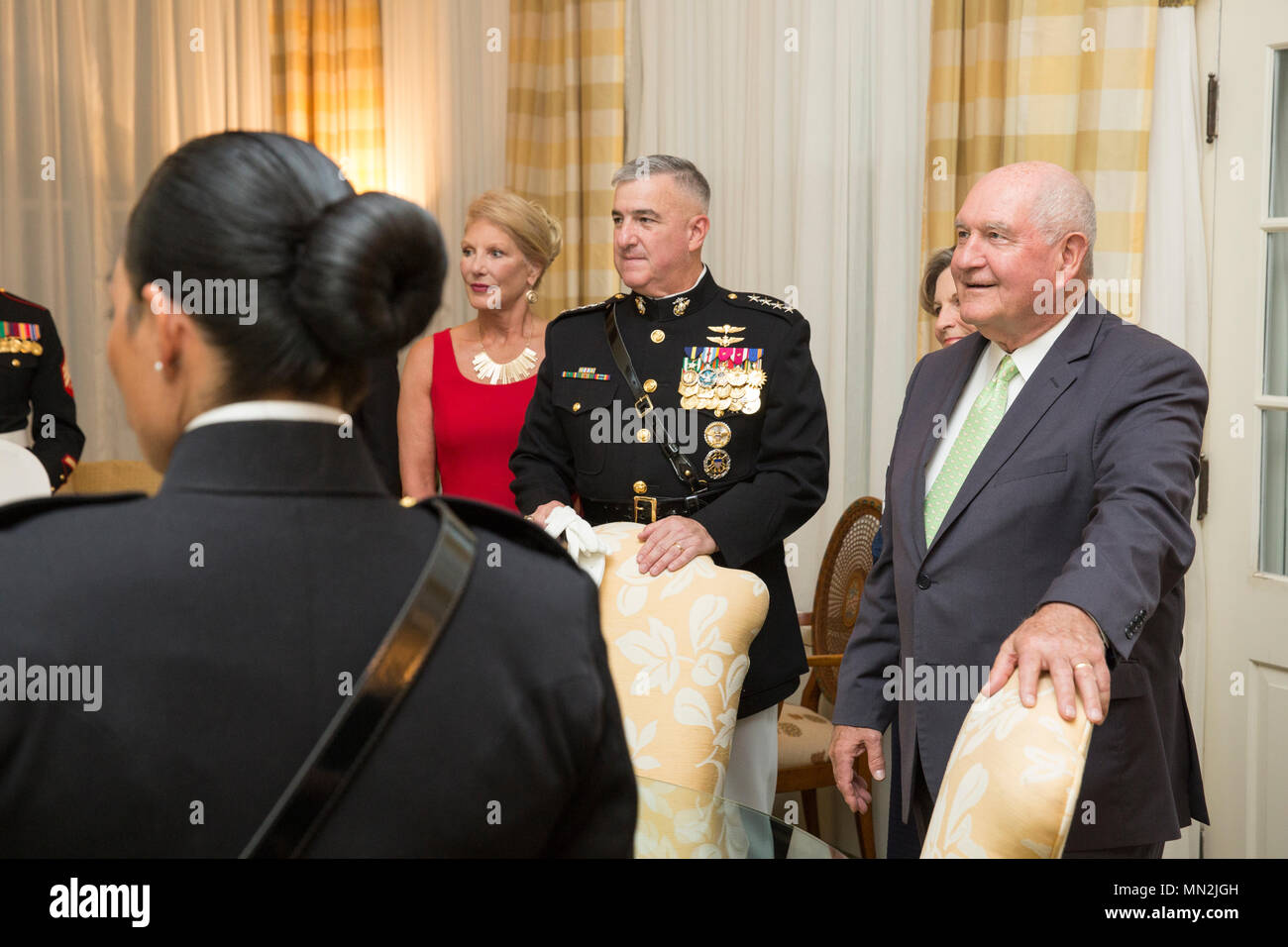 Sonny Perdue, rechts, 31 United States Sekretär für Landwirtschaft, erhält einen Rundgang durch das Haus des Kommandanten mit seiner Frau, Mary Ruff Perdue, US Marine Corps Gen. Glenn M. Walters, Mitte rechts, und Gail Walters, Ehefrau von General Walters, Mitte links, bevor Sie abends Parade bei Marine Barracks Washington, Washington, D.C., 11. August 2017. Abend Paraden sind als Mittel zur Einhaltung der hohen Beamten statt, verehrte Bürger und Förderer des Marine Corps. (U.S. Marine Corps Foto von Lance Cpl. Hailey D. Clay) Stockfoto