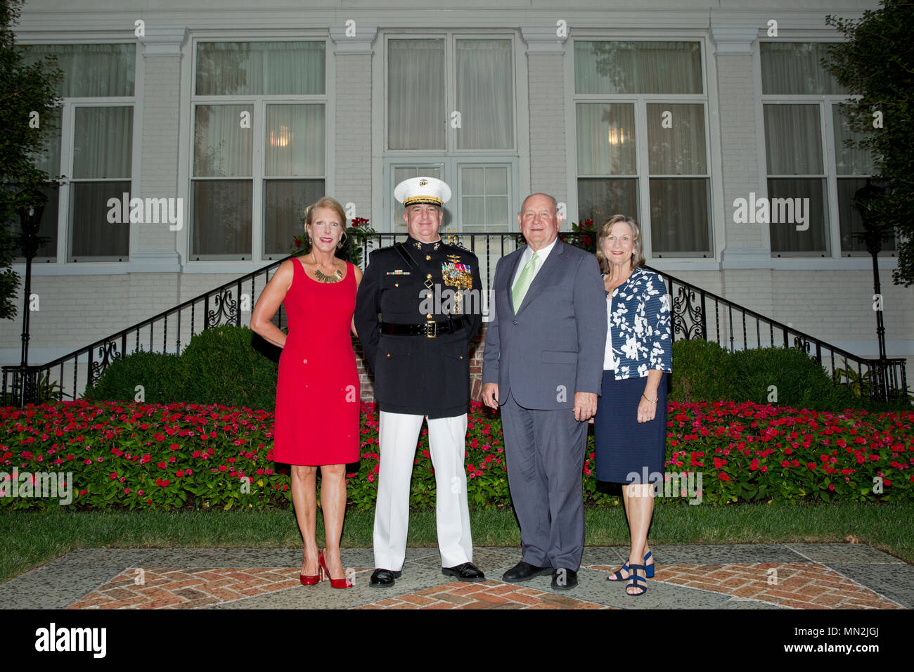 Von links, Gail Walters, Ehefrau des US Marine Corps Gen. Glenn M. Walters, stellvertretender Kommandant des Marine Corps, Sonny Perdue, 31 United States Sekretär für Landwirtschaft, und seine Frau, Mary Ruff Perdue, posieren für ein Foto auf der Startseite des Kommandanten vor einem Abend Parade, Marine Barracks Washington, Washington, D.C., 11. August 2017. Abend Paraden sind als Mittel zur Einhaltung der hohen Beamten statt, verehrte Bürger und Förderer des Marine Corps. (U.S. Marine Corps Foto von Lance Cpl. Hailey D. Clay) Stockfoto
