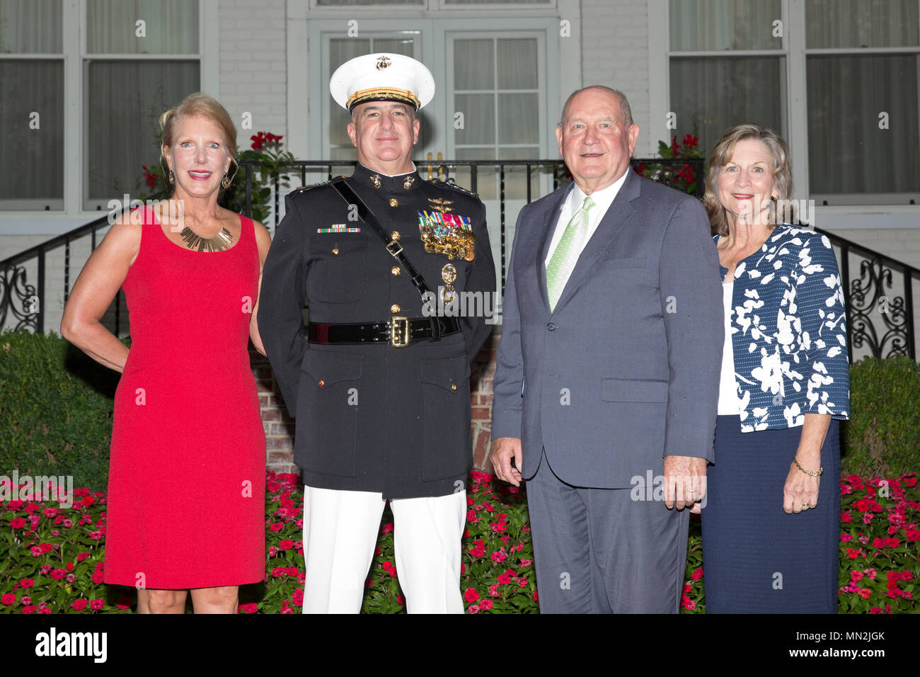 Von links, Gail Walters, Ehefrau des US Marine Corps Gen. Glenn M. Walters, stellvertretender Kommandant des Marine Corps, Sonny Perdue, 31 United States Sekretär für Landwirtschaft, und seine Frau, Mary Ruff Perdue, posieren für ein Foto auf der Startseite des Kommandanten vor einem Abend Parade, Marine Barracks Washington, Washington, D.C., 11. August 2017. Abend Paraden sind als Mittel zur Einhaltung der hohen Beamten statt, verehrte Bürger und Förderer des Marine Corps. (U.S. Marine Corps Foto von Lance Cpl. Hailey D. Clay) Stockfoto