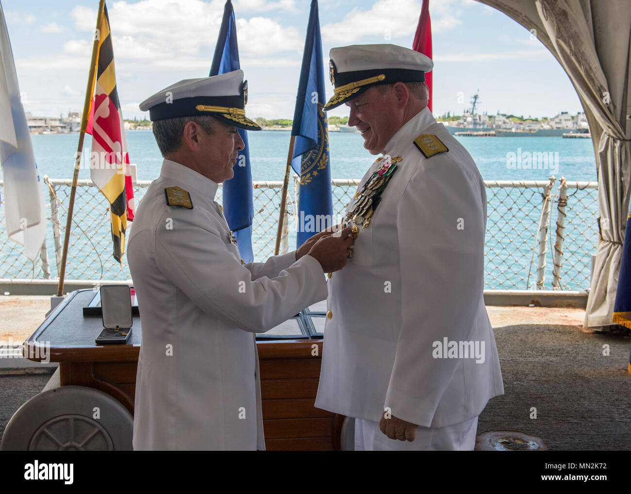 170818-N-WY 954-091 170818-N-WY 954-036 Pearl Harbor, Hawaii (August 18, 2017) --Adm. Harry Harris, Kommandeur US Pacific Command, präsentiert der Adm. Mark C. Montgomery, US Pacific Command Director of Operations, die Defense Distinguished Service Medal an Bord des Schlachtschiffes USS Missouri (BB-63) Denkmal während einer Zeremonie für den Ruhestand. Montgomery zieht sich nach 32 Jahren der Naval Service. (U.S. Marine Foto von Mass Communication Specialist 2. Klasse Robin W. Peak) Stockfoto