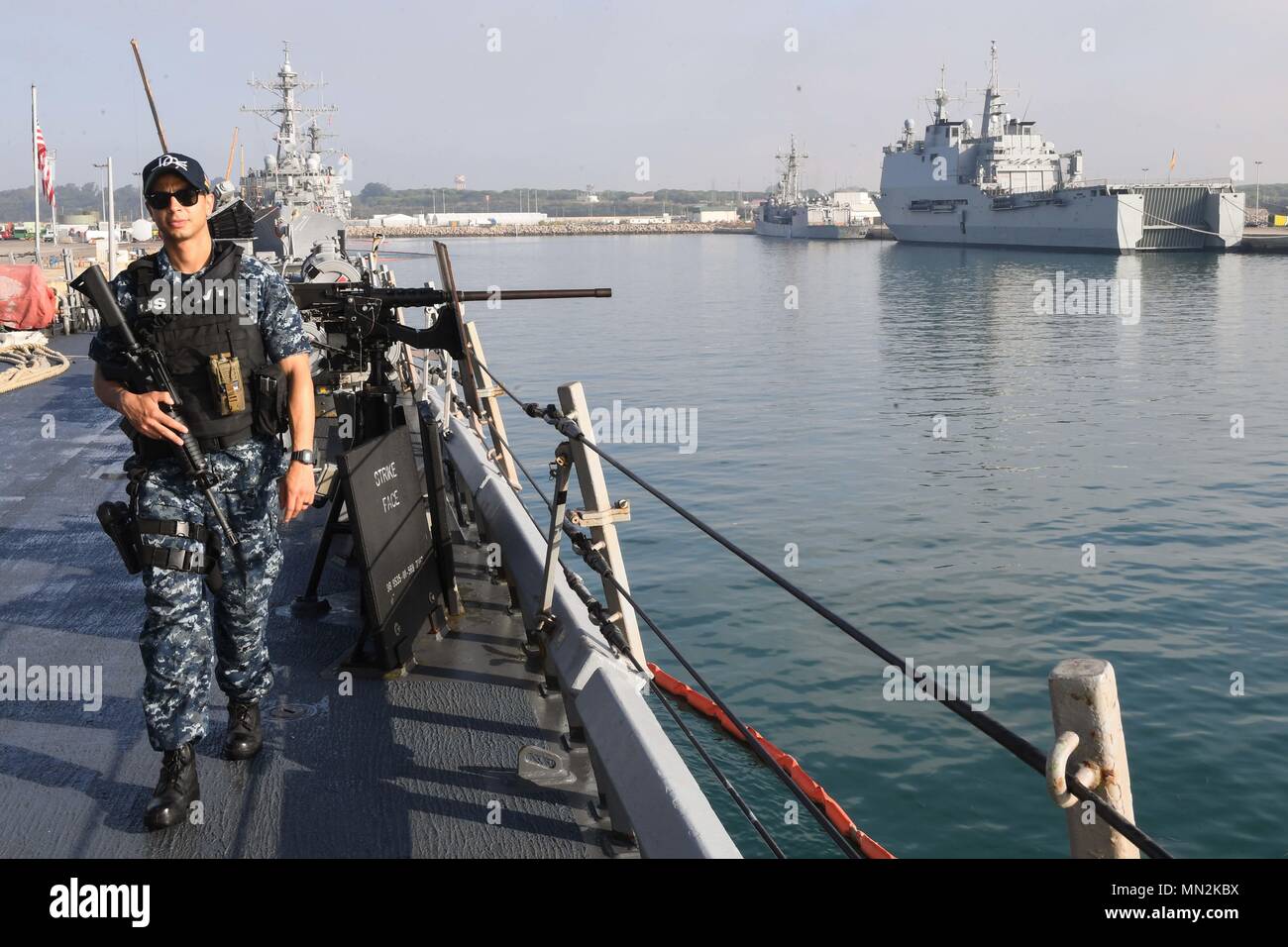 Die USS Donald Cook (DDG 75) ist ein Lenkraketenzerstörer der Arleigh-Burke-Klasse der United States Navy, der 1998 in Dienst gestellt wurde. Das Archivbild dokumentiert eine bewaffnete Wachwache an Bord des Zerstörers, während er am 17. August 2017 in Rota, Spanien, bei Operationen im Gebiet der 6. US-Flotte eingesetzt wurde. Stockfoto