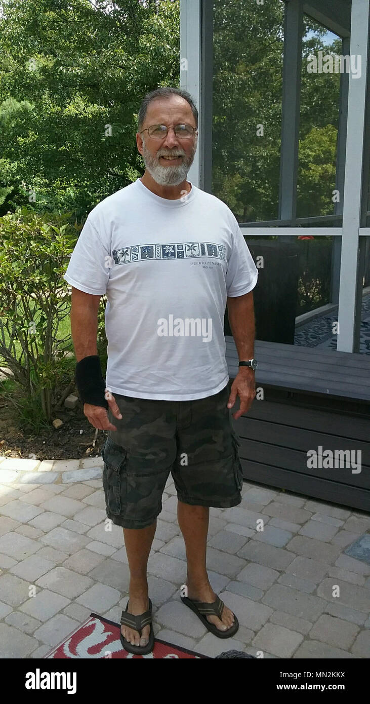 Tim Wintenburg, Vietnam Veteran, der Firma A, 2.BATAILLON, 327 Infanterie Regiment, 1. Brigade [eigene], Luftlandedivision, auf einem Foto in der Nähe seiner Residenz, 17.August 2017, in Indiana, serviert. Wintenburg, zusammen mit Dallas Braun, Watson Baldwin, und Jay zu bewältigen, ist einer der Soldaten, die in den berühmten Vietnamkrieg Foto "Hilfe von Oben" von Kunst Greenspon. Als das Foto gemacht wurde, Wintenburg war zurück Blick auf die Kamera mit seinem Helm beim Tragen eines verwundeten Kameraden. (Mit freundlicher Genehmigung von Foto) Stockfoto