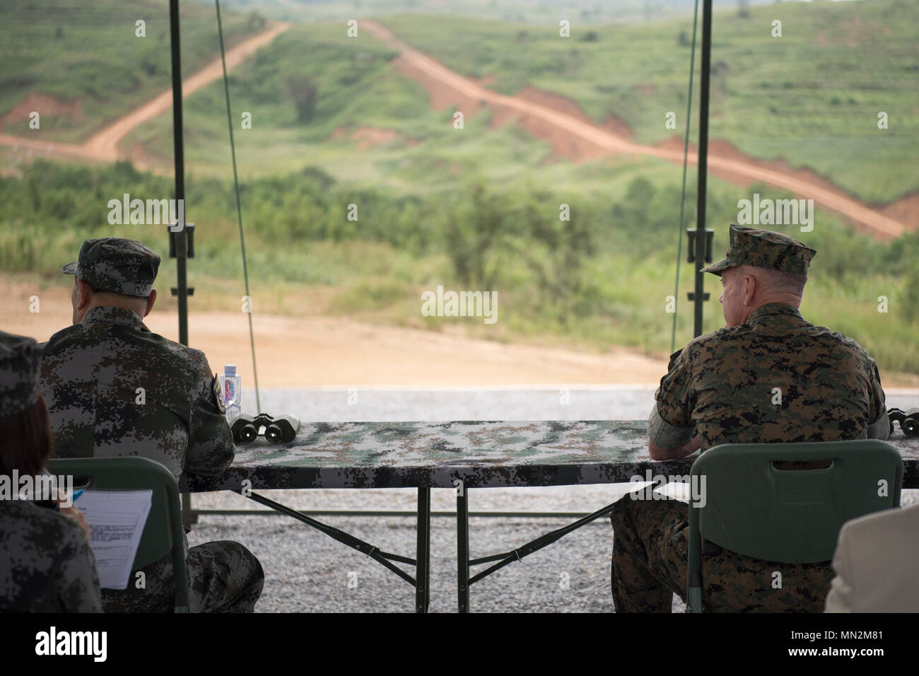 Marine Corps Gen. Joseph F. Dunford Jr., Vorsitzender des Generalstabs, spricht mit Volksbefreiungsarmee Gen. Song Puxuan, Commander, Nördliche Theater Befehl, an einem PLA Basis in Shenyang, China, Jan. 16, 2017. (DOD Foto von U.S. Navy Petty Officer 1st Class Dominique A. Pineiro) Stockfoto