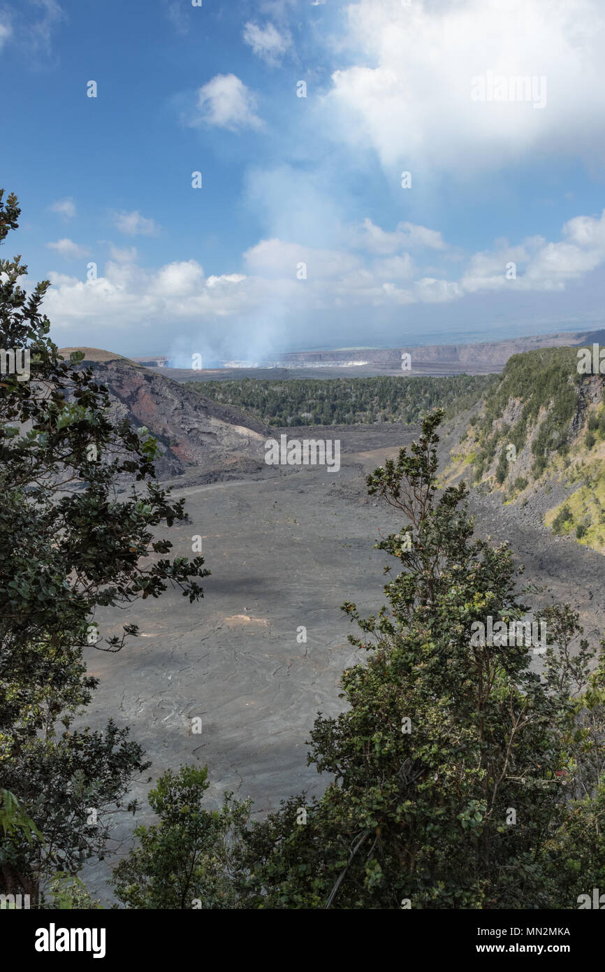 Kilauea Iki Krater im Vordergrund mit Kilauea Caldera Dämpfe im Hintergrund Stockfoto