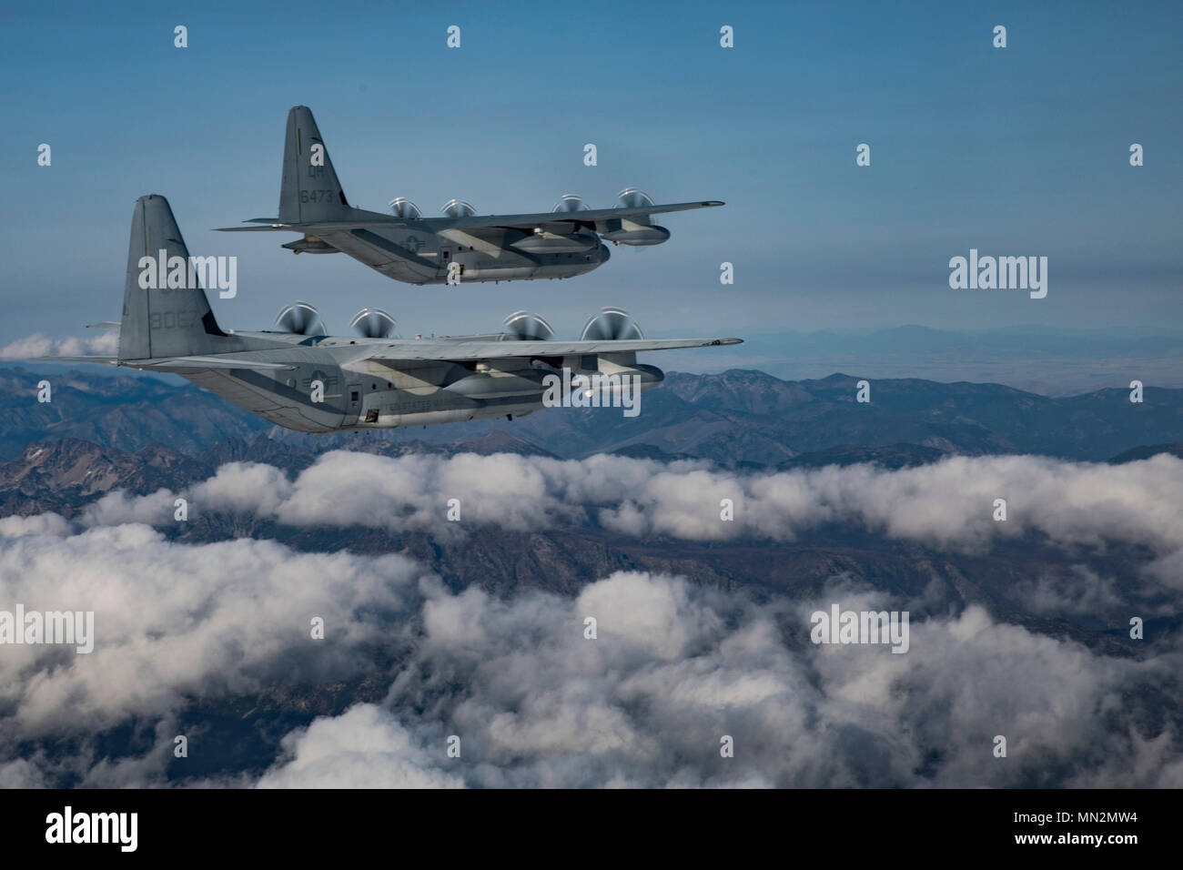 Das U.S. Marine Corps KC-130J Hercules ist ein viermotoriges Turboprop-Luftbetankungs- und Transportflugzeug, das von Marine Aerial Refueler Transport Squadrons betrieben wird. Am 18. August 2017 führten Flugzeuge der VMGR-152, VMGR-234 und VMGR-352 ein taktisches Navigationstraining der Division während der Übung Evergreen auf der Naval Air Station Whidbey Island, Washington durch. Das Archivfoto dokumentiert Operationen in unmittelbarer Nähe, die eine Bewertung der Kampfbereitschaft unterstützen. Stockfoto