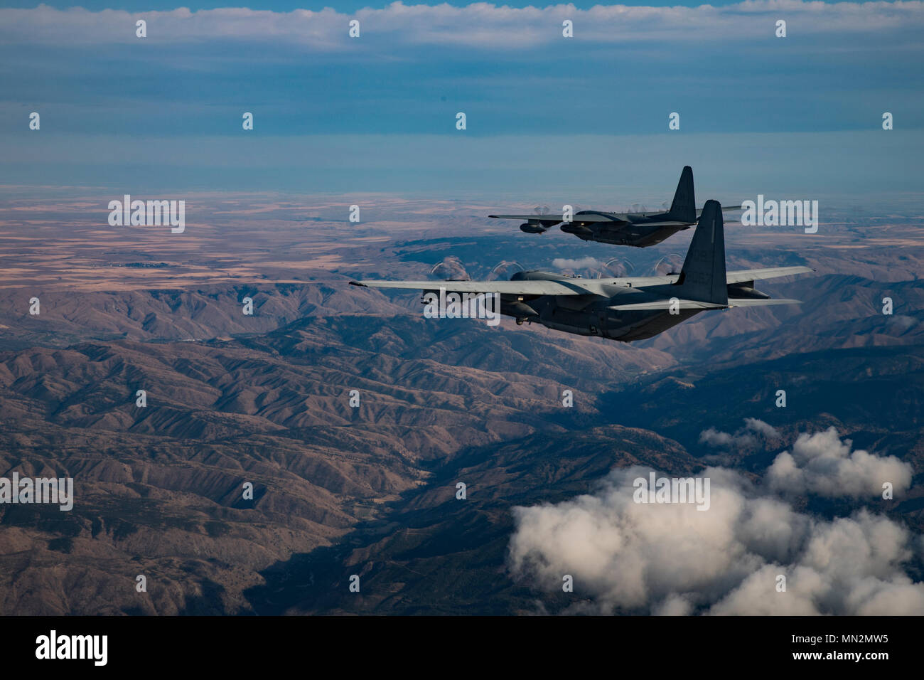 Das U.S. Marine Corps KC-130J Hercules ist ein viermotoriges Turboprop-Luftbetankungs- und Transportflugzeug, das von Marine Aerial Refueler Transport Squadrons betrieben wird. Am 18. August 2017 führten Flugzeuge der VMGR-152, VMGR-234 und VMGR-352 ein taktisches Navigationstraining der Division während der Übung Evergreen auf der Naval Air Station Whidbey Island, Washington durch. Das Archivfoto dokumentiert Operationen in unmittelbarer Nähe, die eine Bewertung der Kampfbereitschaft unterstützen. Stockfoto